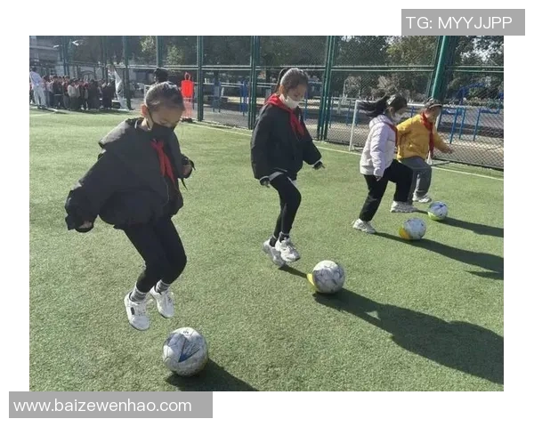 在星空下踢球的乐趣夜晚足球带来的激情与友谊